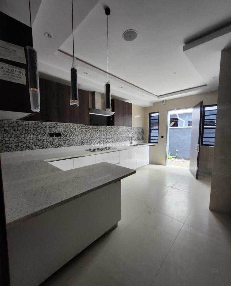 Its a Self-compound and Self-serviced 4 Bedroom En-suite Townhouse Wi, Victoria Island (vi), Lagos, Semi-detached Duplex for Rent