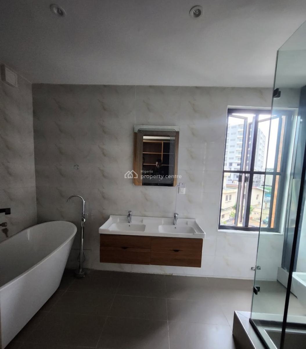 Its a Self-compound and Self-serviced 4 Bedroom En-suite Townhouse Wi, Victoria Island (vi), Lagos, Semi-detached Duplex for Rent