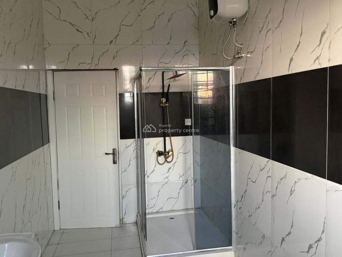 Distress 4bedroom Semi Detached with a Bq, Orchid Lekki, Lekki, Lagos, Semi-detached Duplex for Sale