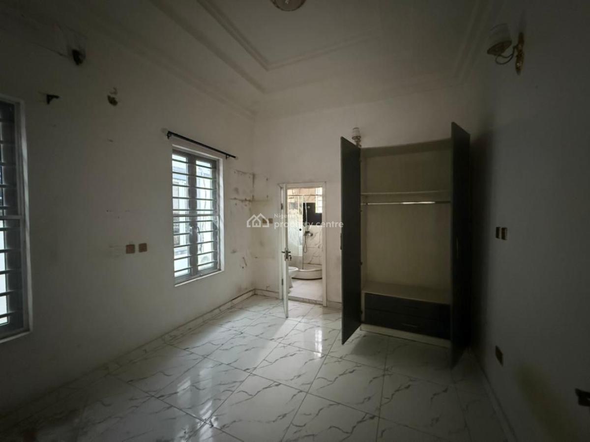 Distress 4bedroom Semi Detached with a Bq, Orchid Lekki, Lekki, Lagos, Semi-detached Duplex for Sale