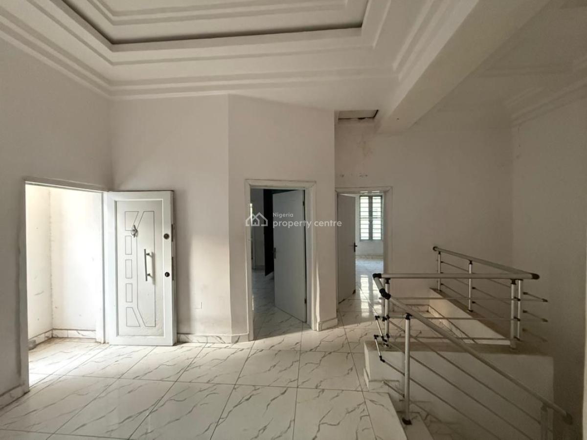 Distress 4bedroom Semi Detached with a Bq, Orchid Lekki, Lekki, Lagos, Semi-detached Duplex for Sale