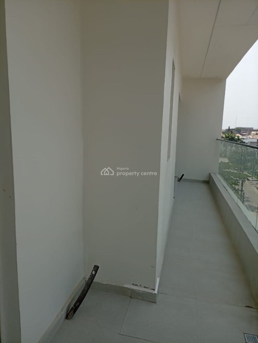 Decently Built 2 Bedroom Apartment, Lekki Phase 1, Lekki, Lagos, Flat / Apartment for Sale