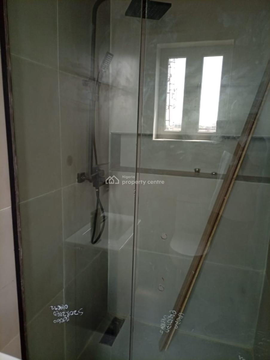 Decently Built 2 Bedroom Apartment, Lekki Phase 1, Lekki, Lagos, Flat / Apartment for Sale