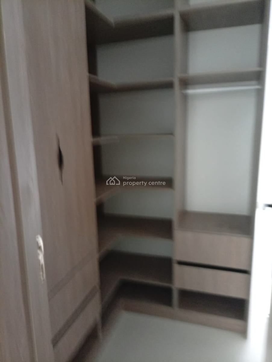 Decently Built 2 Bedroom Apartment, Lekki Phase 1, Lekki, Lagos, Flat / Apartment for Sale