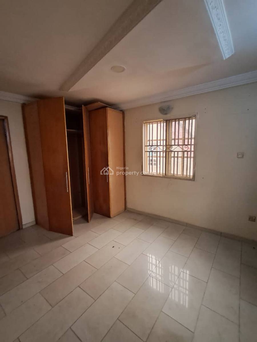 3bedroom Flat Upstairs at Magodo Phase 2 Gra, Gra Phase 2, Magodo, Lagos, Flat / Apartment for Rent