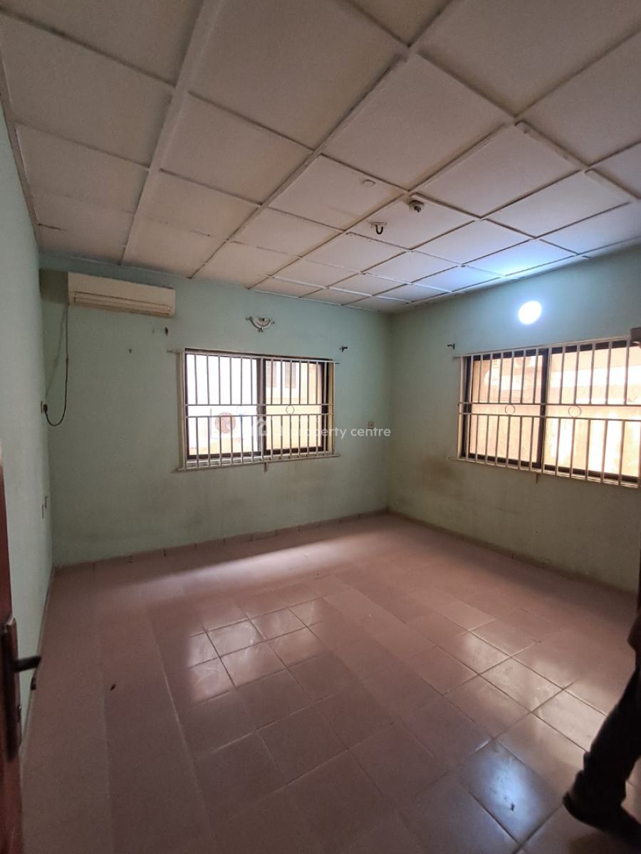 Spacious Old House with Allroom Esuite at Magodo Phrase 2 Gra, Gra Phase 2, Magodo, Lagos, Flat / Apartment for Rent