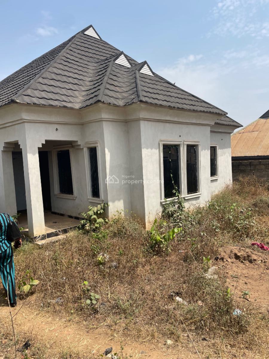 6 Bedroom and 3 Sitting Room Bungalow in a Developed Area, Close to Makoni Hotel, Ologuneru, Ibadan, Oyo, Detached Bungalow for Sale