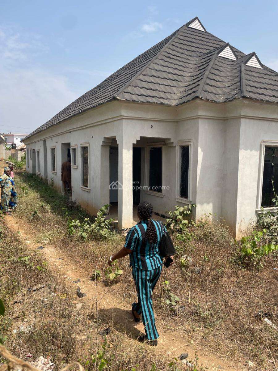 6 Bedroom and 3 Sitting Room Bungalow in a Developed Area, Close to Makoni Hotel, Ologuneru, Ibadan, Oyo, Detached Bungalow for Sale