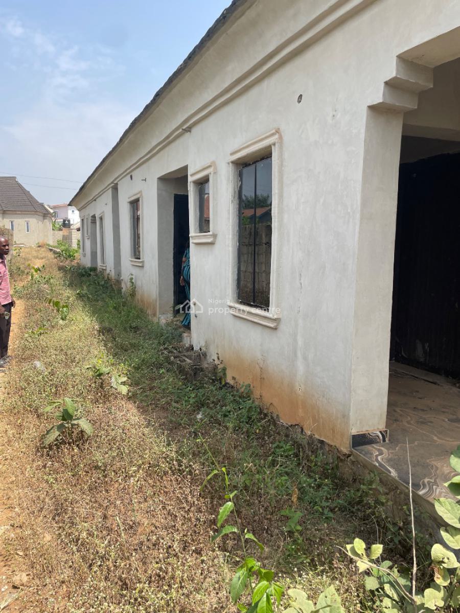 6 Bedroom and 3 Sitting Room Bungalow in a Developed Area, Close to Makoni Hotel, Ologuneru, Ibadan, Oyo, Detached Bungalow for Sale