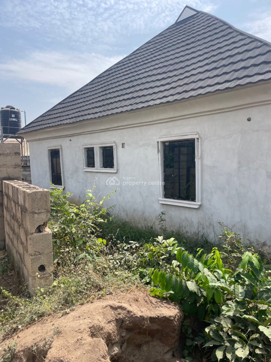 6 Bedroom and 3 Sitting Room Bungalow in a Developed Area, Close to Makoni Hotel, Ologuneru, Ibadan, Oyo, Detached Bungalow for Sale