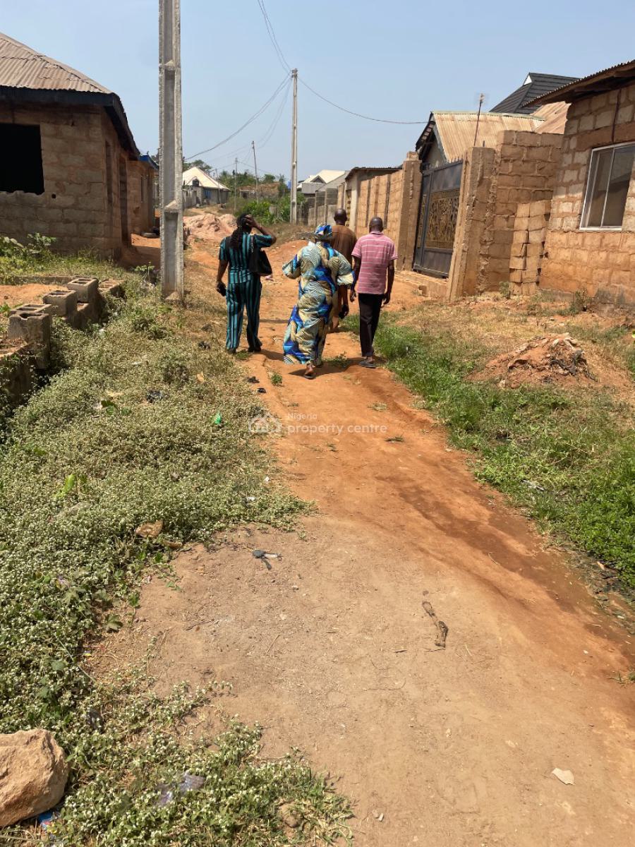 6 Bedroom and 3 Sitting Room Bungalow in a Developed Area, Close to Makoni Hotel, Ologuneru, Ibadan, Oyo, Detached Bungalow for Sale