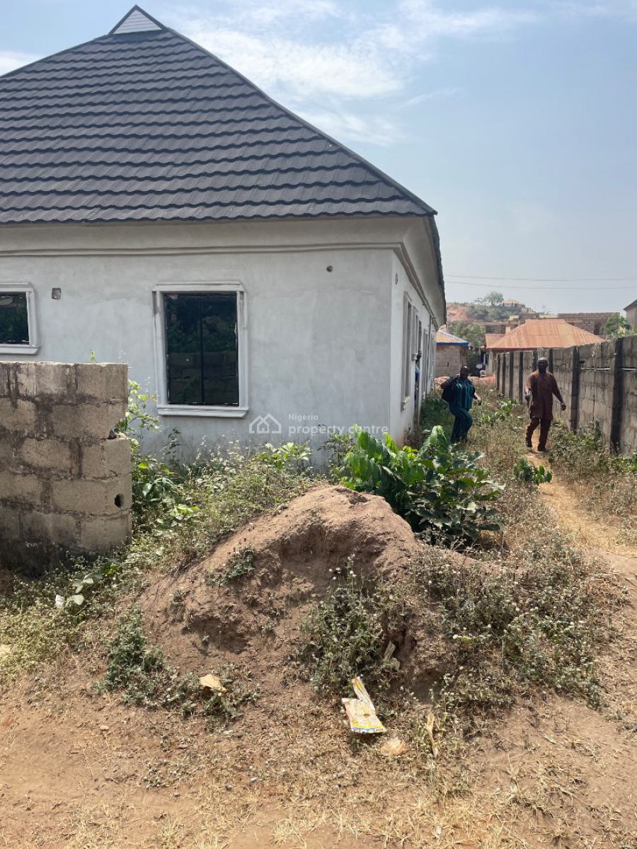6 Bedroom and 3 Sitting Room Bungalow in a Developed Area, Close to Makoni Hotel, Ologuneru, Ibadan, Oyo, Detached Bungalow for Sale