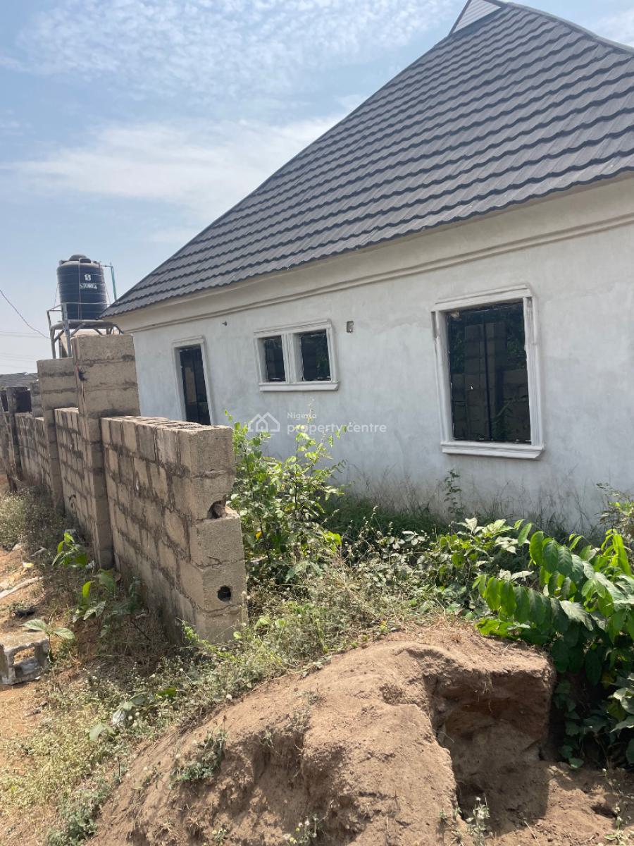 6 Bedroom and 3 Sitting Room Bungalow in a Developed Area, Close to Makoni Hotel, Ologuneru, Ibadan, Oyo, Detached Bungalow for Sale