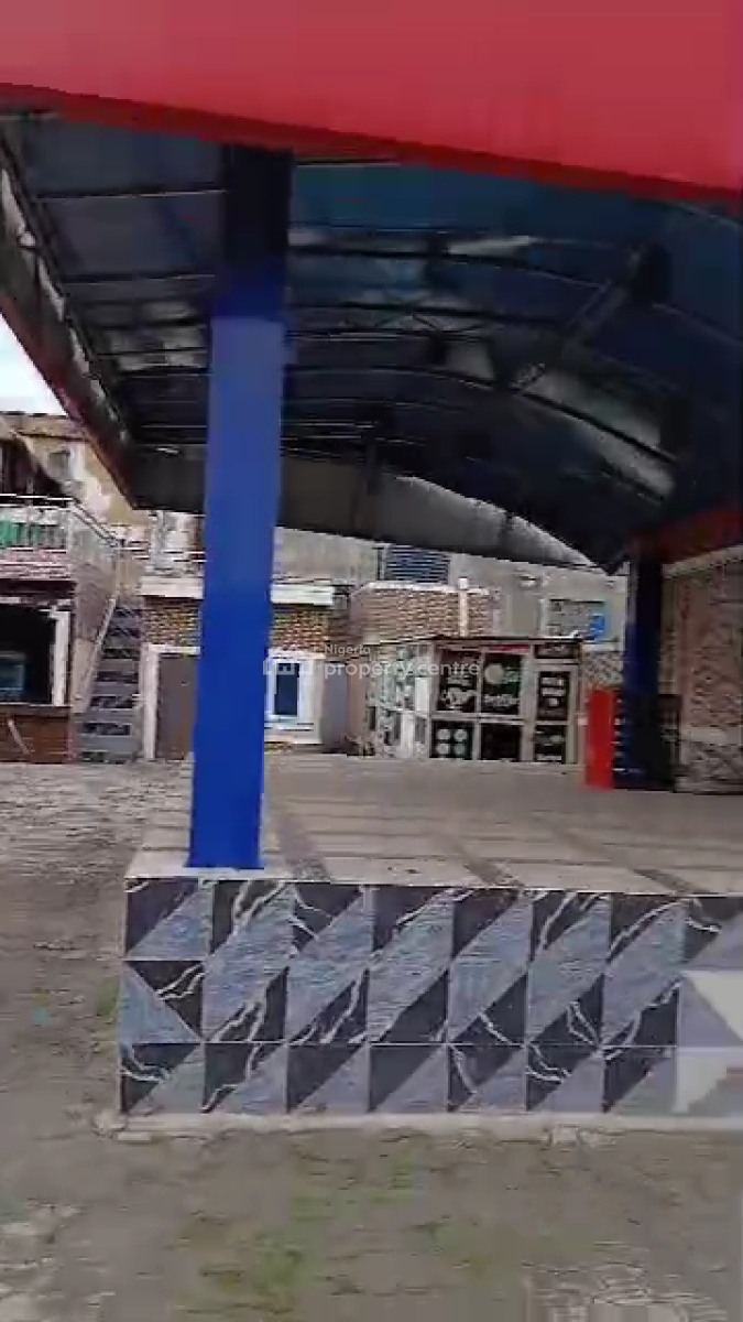 Distress Functioning Bar & Lounge, Facing The Expressway, Alimosho B/stop, Along Iyana Ipaja Road, Alimosho, Lagos, Restaurant / Bar for Sale