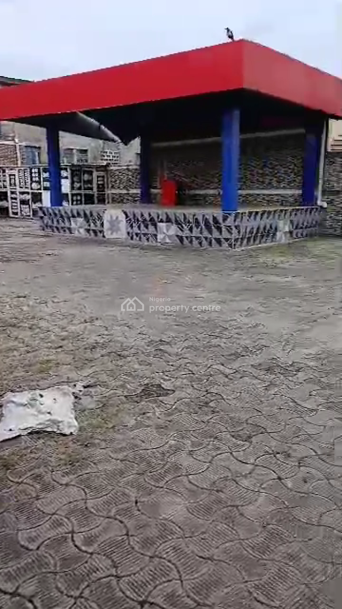 Distress Functioning Bar & Lounge, Facing The Expressway, Alimosho B/stop, Along Iyana Ipaja Road, Alimosho, Lagos, Restaurant / Bar for Sale