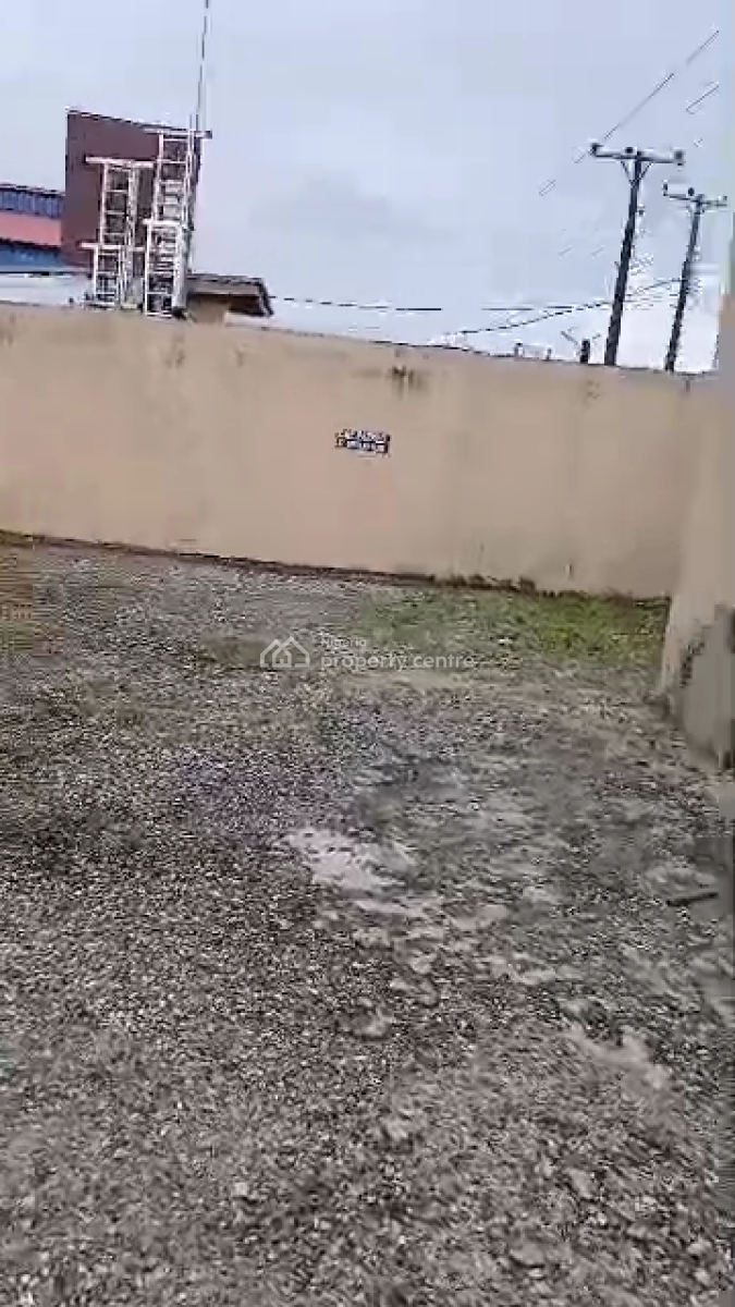 Distress Functioning Bar & Lounge, Facing The Expressway, Alimosho B/stop, Along Iyana Ipaja Road, Alimosho, Lagos, Restaurant / Bar for Sale