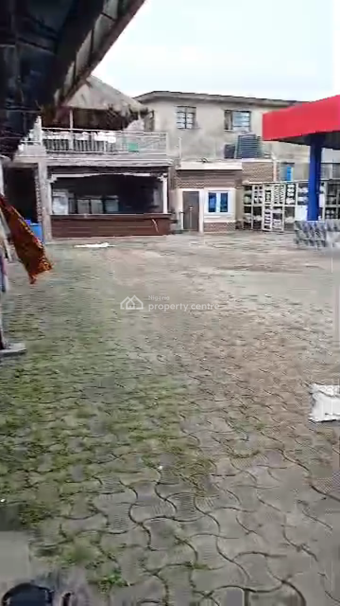 Distress Functioning Bar & Lounge, Facing The Expressway, Alimosho B/stop, Along Iyana Ipaja Road, Alimosho, Lagos, Restaurant / Bar for Sale