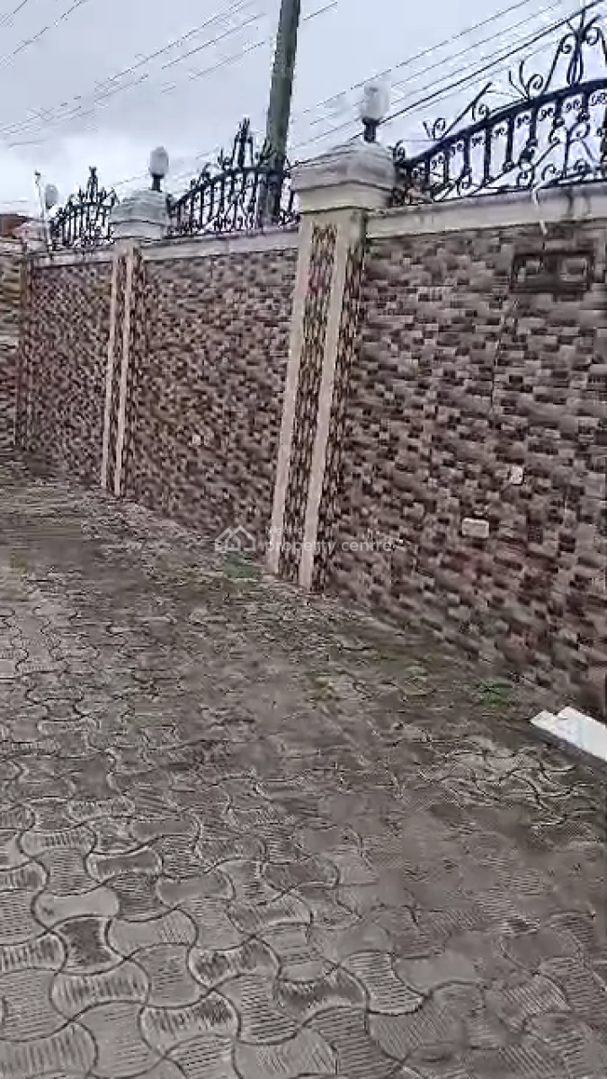 Distress Functioning Bar & Lounge, Facing The Expressway, Alimosho B/stop, Along Iyana Ipaja Road, Alimosho, Lagos, Restaurant / Bar for Sale