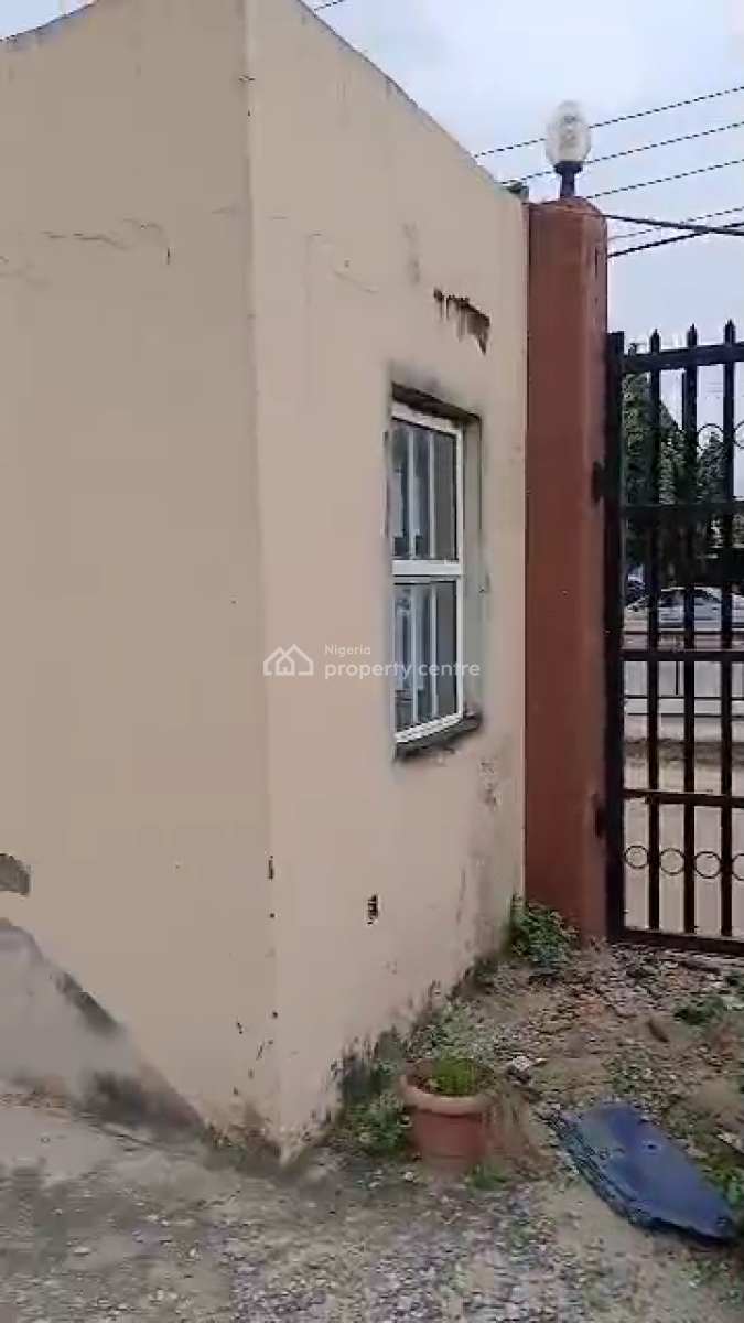 Distress Functioning Bar & Lounge, Facing The Expressway, Alimosho B/stop, Along Iyana Ipaja Road, Alimosho, Lagos, Restaurant / Bar for Sale