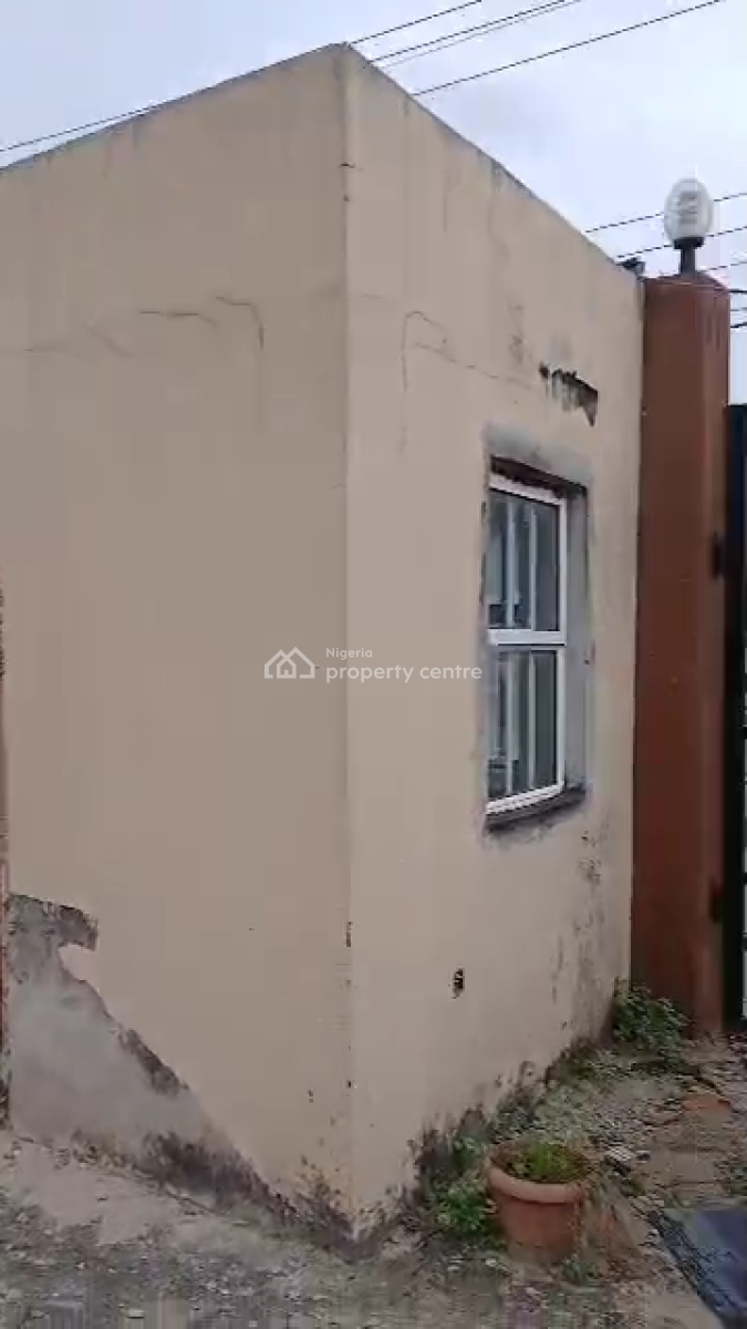 Distress Functioning Bar & Lounge, Facing The Expressway, Alimosho B/stop, Along Iyana Ipaja Road, Alimosho, Lagos, Restaurant / Bar for Sale