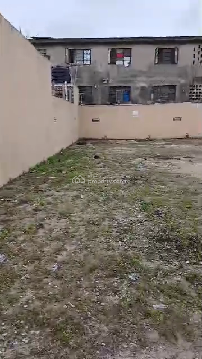 Distress Functioning Bar & Lounge, Facing The Expressway, Alimosho B/stop, Along Iyana Ipaja Road, Alimosho, Lagos, Restaurant / Bar for Sale