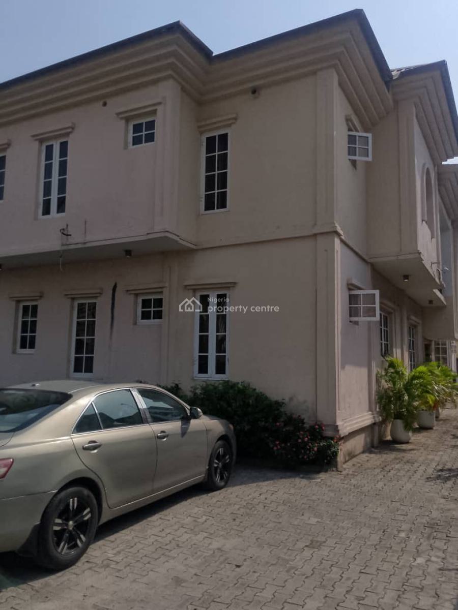 Well  Maintained 3 Bedroom Apartment, Off Admiralty Way, Lekki Phase 1, Lekki, Lagos, Flat / Apartment for Rent
