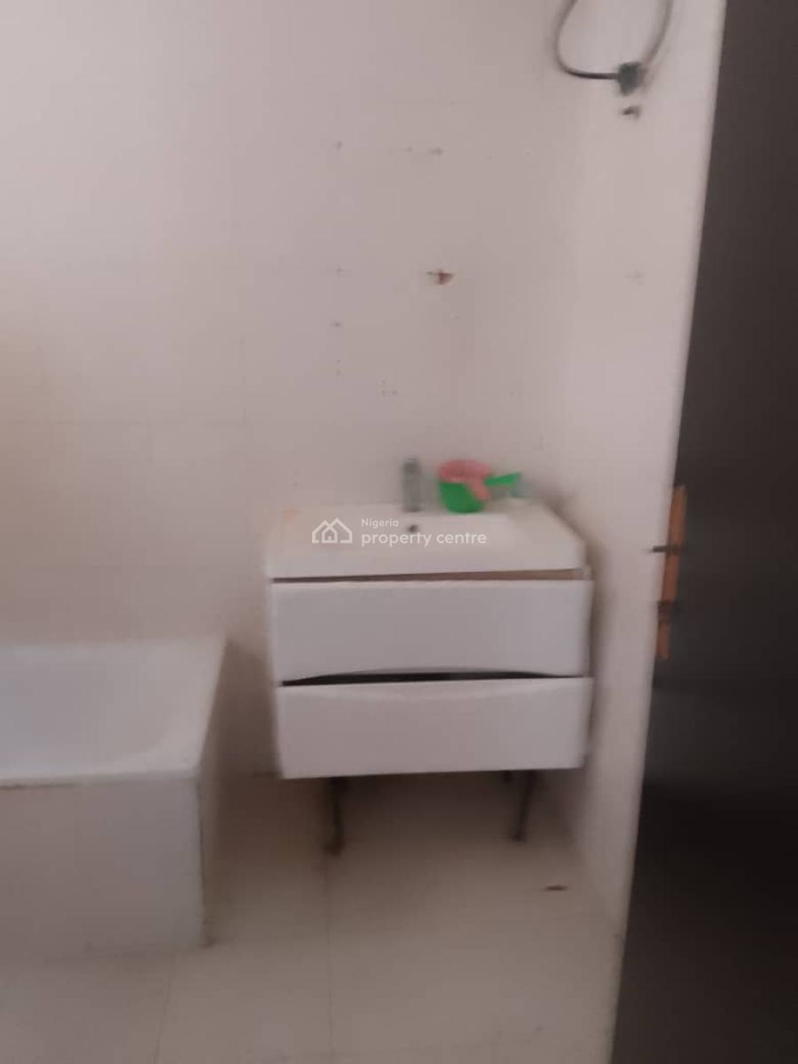 Well  Maintained 3 Bedroom Apartment, Off Admiralty Way, Lekki Phase 1, Lekki, Lagos, Flat / Apartment for Rent