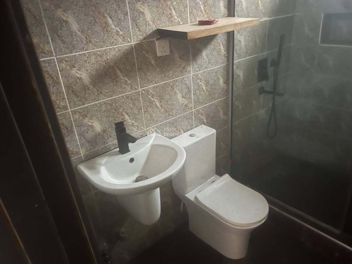 Standard 2 Bedroom Apartment, Lekki Phase 1, Lekki, Lagos, Flat / Apartment for Rent