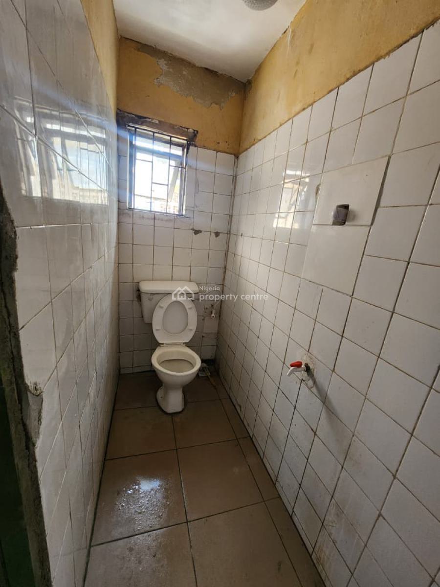 Nice Mini Flat Upstairs Inside a Gated & Secured Street, Gated Street, Surulere, Lagos, Mini Flat (room and Parlour) for Rent