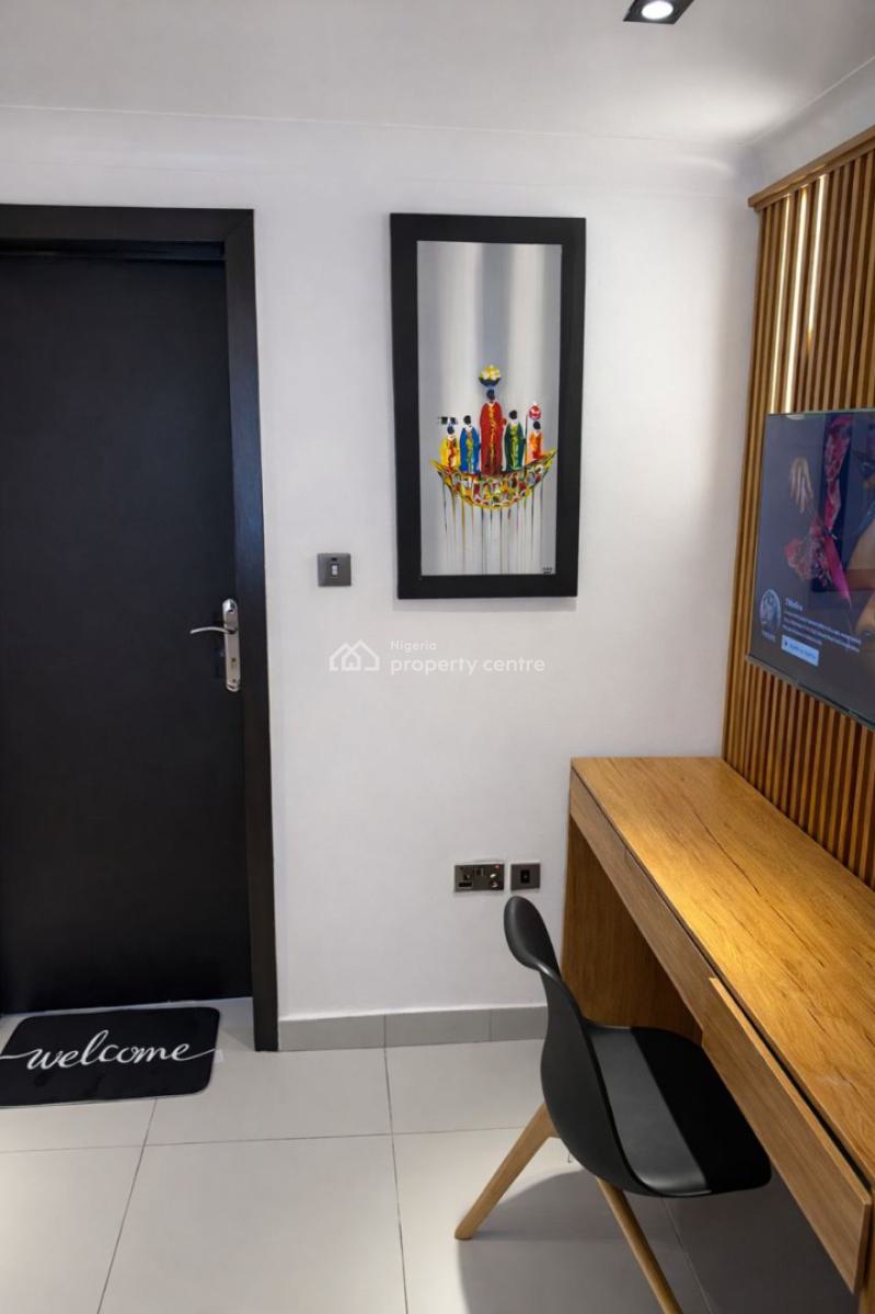 Luxury Big Studio with Workstation, Modern Interior and Pool, Serene Environment, Comfortable Stay, Perfect for Locking-in, Ikoyi, Lagos, Flat / Apartment Short Let