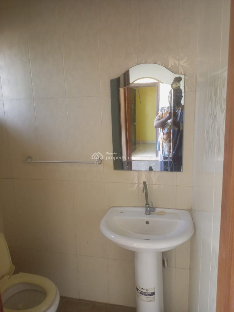 3 Bedroom Flat Upstairs, Unilag Estate, Gra Phase 1, Magodo, Lagos, Flat / Apartment for Rent