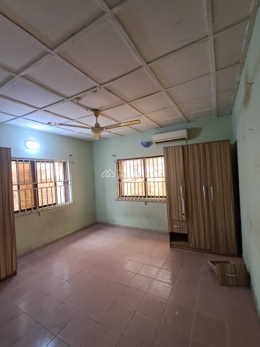 Well Maintained Standard 3 Bedroom Apartment, Gra Phase 2, Magodo, Lagos, Flat / Apartment for Rent