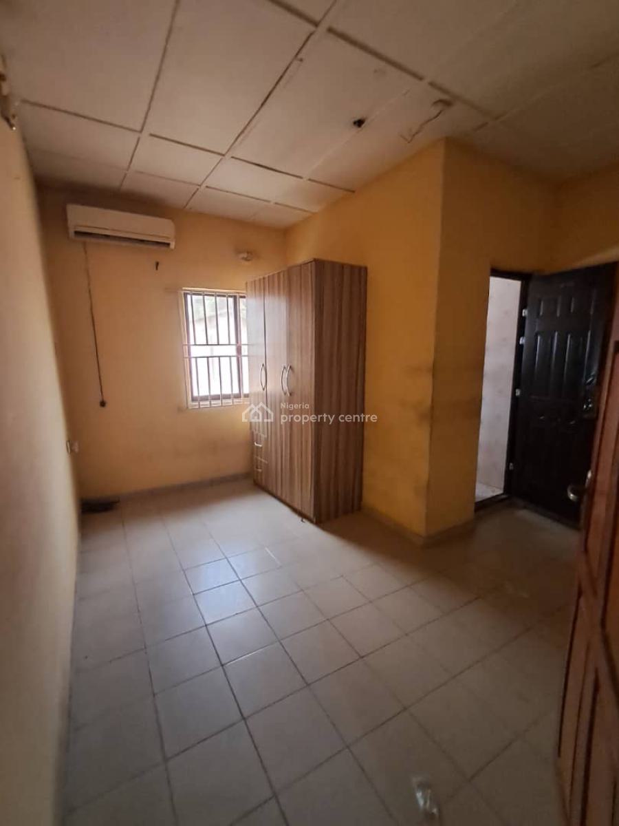 Well Maintained Standard 3 Bedroom Apartment, Gra Phase 2, Magodo, Lagos, Flat / Apartment for Rent