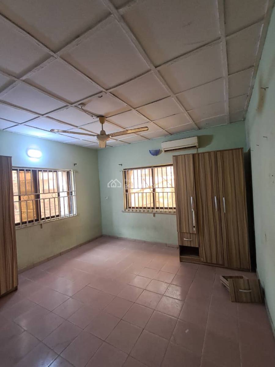 Spacious 3 Bedroom Apartment, Gra Phase 2, Magodo, Lagos, Flat / Apartment for Rent