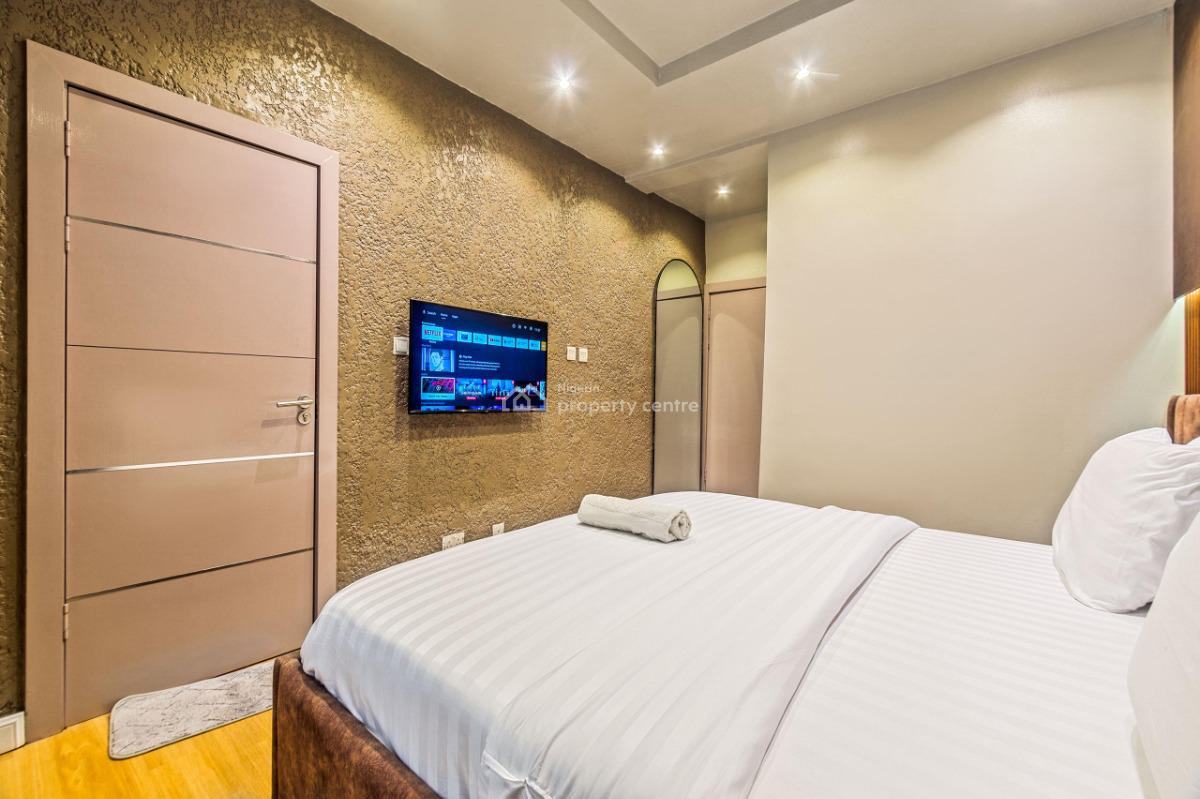 Elegantly Designed 2 Bedroom Apartment with Pool and Speedy Wi-fi, Lekki Phase 1, Lekki, Lagos, Flat / Apartment Short Let