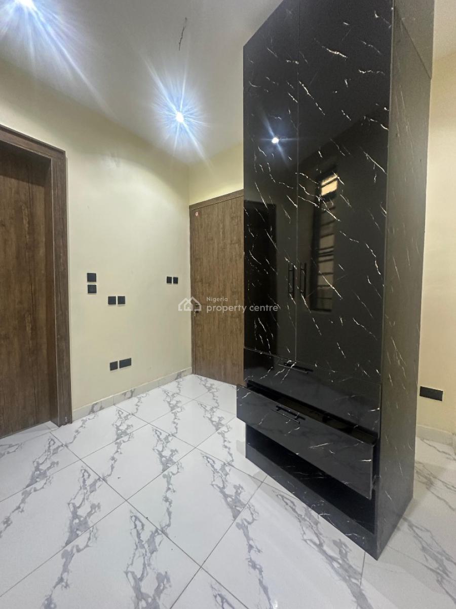 Spaciously Built 3 Bedroom Apartment with Elevator, Lekki Phase 1, Lekki, Lagos, Flat / Apartment for Sale