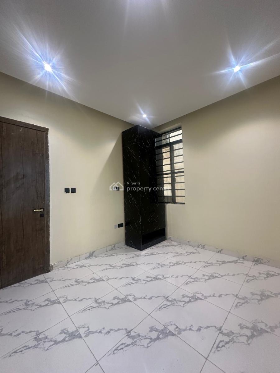 Spaciously Built 3 Bedroom Apartment with Elevator, Lekki Phase 1, Lekki, Lagos, Flat / Apartment for Sale