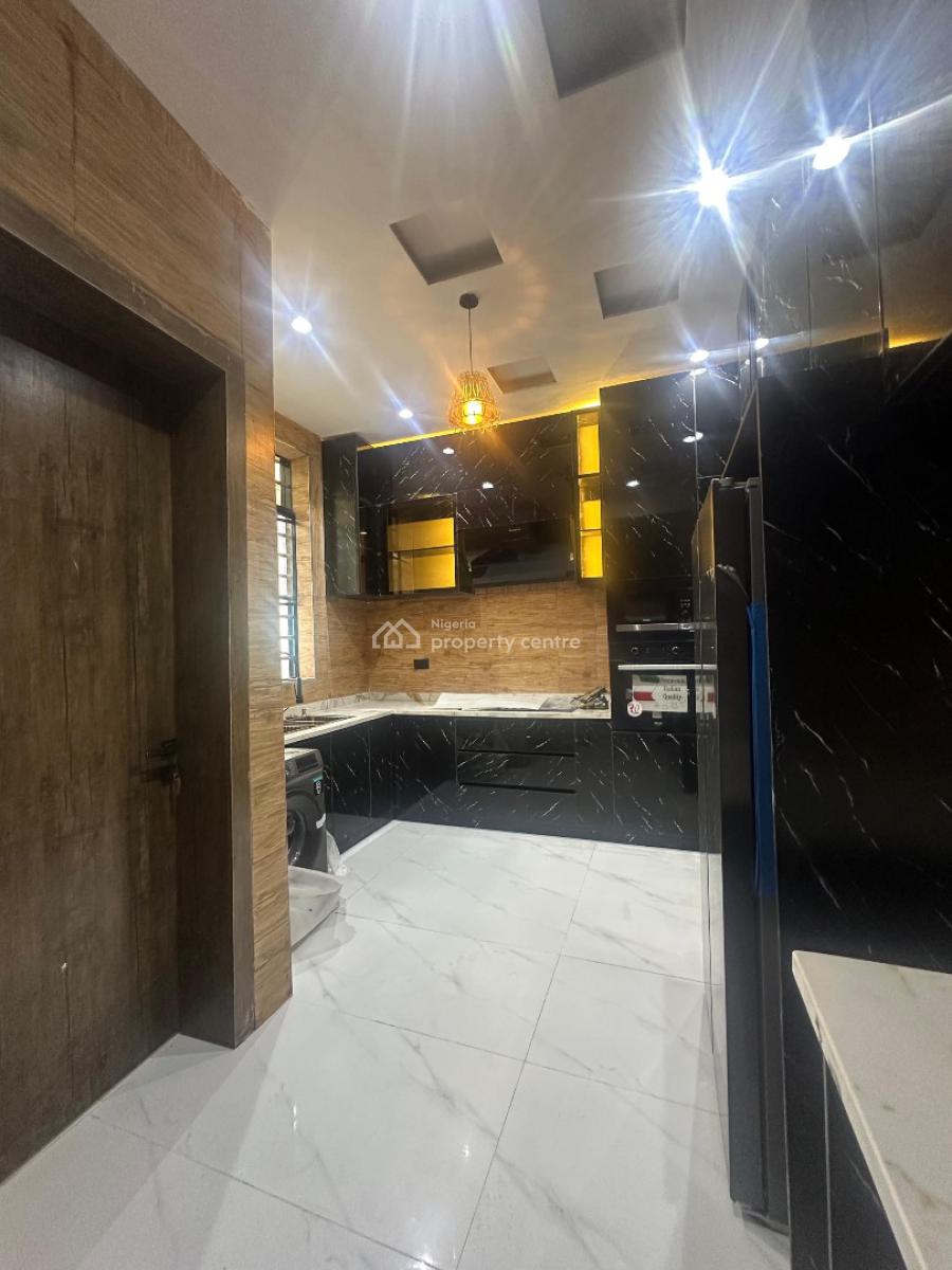 Spaciously Built 3 Bedroom Apartment with Elevator, Lekki Phase 1, Lekki, Lagos, Flat / Apartment for Sale