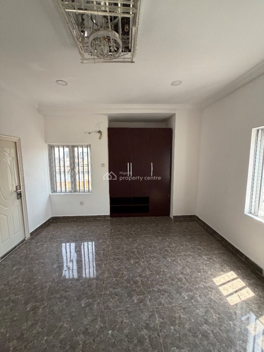 Spacious 3 Bedroom Flat with Bq, Lekki Phase 1, Lekki, Lagos, Flat / Apartment for Rent