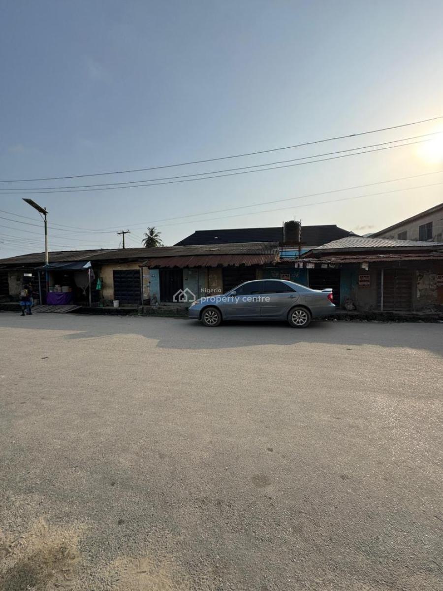 Distress Corner Piece Bungalow with C of O in a Strategic Location, Surulere, Lagos, Detached Bungalow for Sale