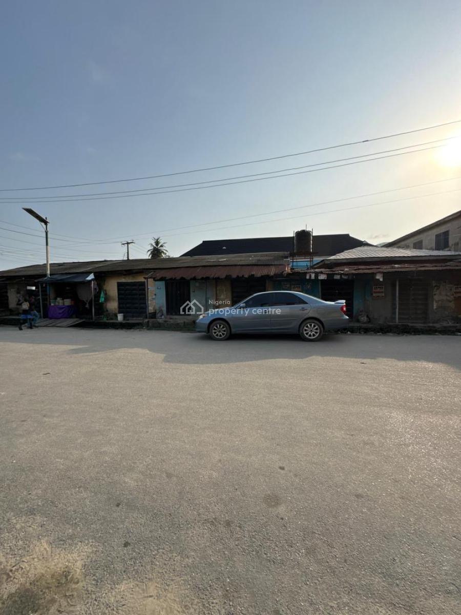 Distress Corner Piece Bungalow with C of O in a Strategic Location, Surulere, Lagos, Detached Bungalow for Sale