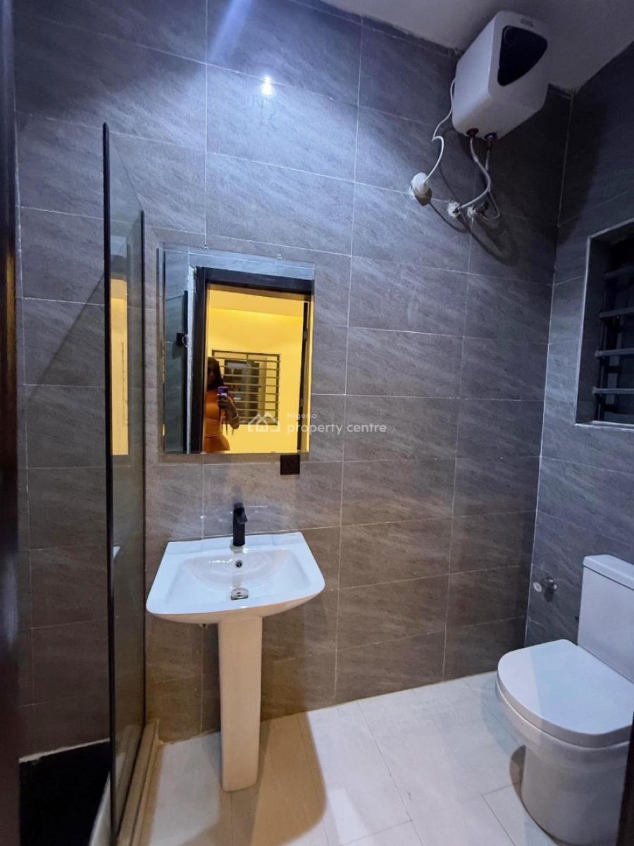 Spaciously Built 3 Bedrooms Apartment with Bq, Lekki Phase 1, Lekki, Lagos, Block of Flats for Sale