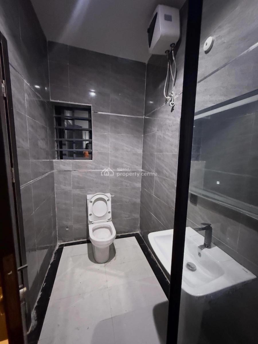 Spaciously Built 3 Bedrooms Apartment with Bq, Lekki Phase 1, Lekki, Lagos, Block of Flats for Sale