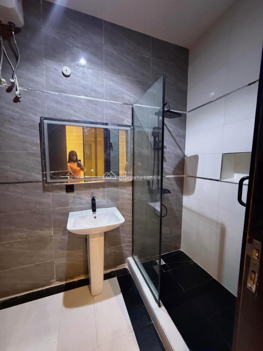 Spaciously Built 3 Bedrooms Apartment with Bq, Lekki Phase 1, Lekki, Lagos, Block of Flats for Sale