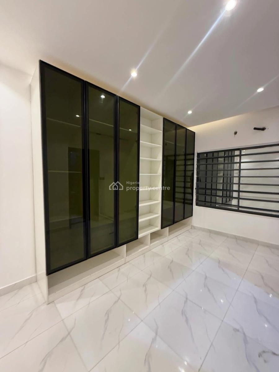 Spaciously Built 3 Bedrooms Apartment with Bq, Lekki Phase 1, Lekki, Lagos, Block of Flats for Sale