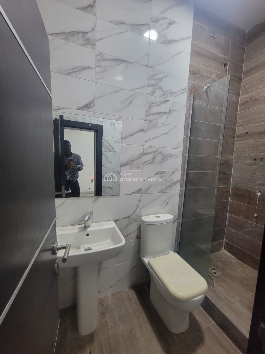 Standard 2 Bedroom Apartment, Lekki Phase 1, Lekki, Lagos, Flat / Apartment for Rent