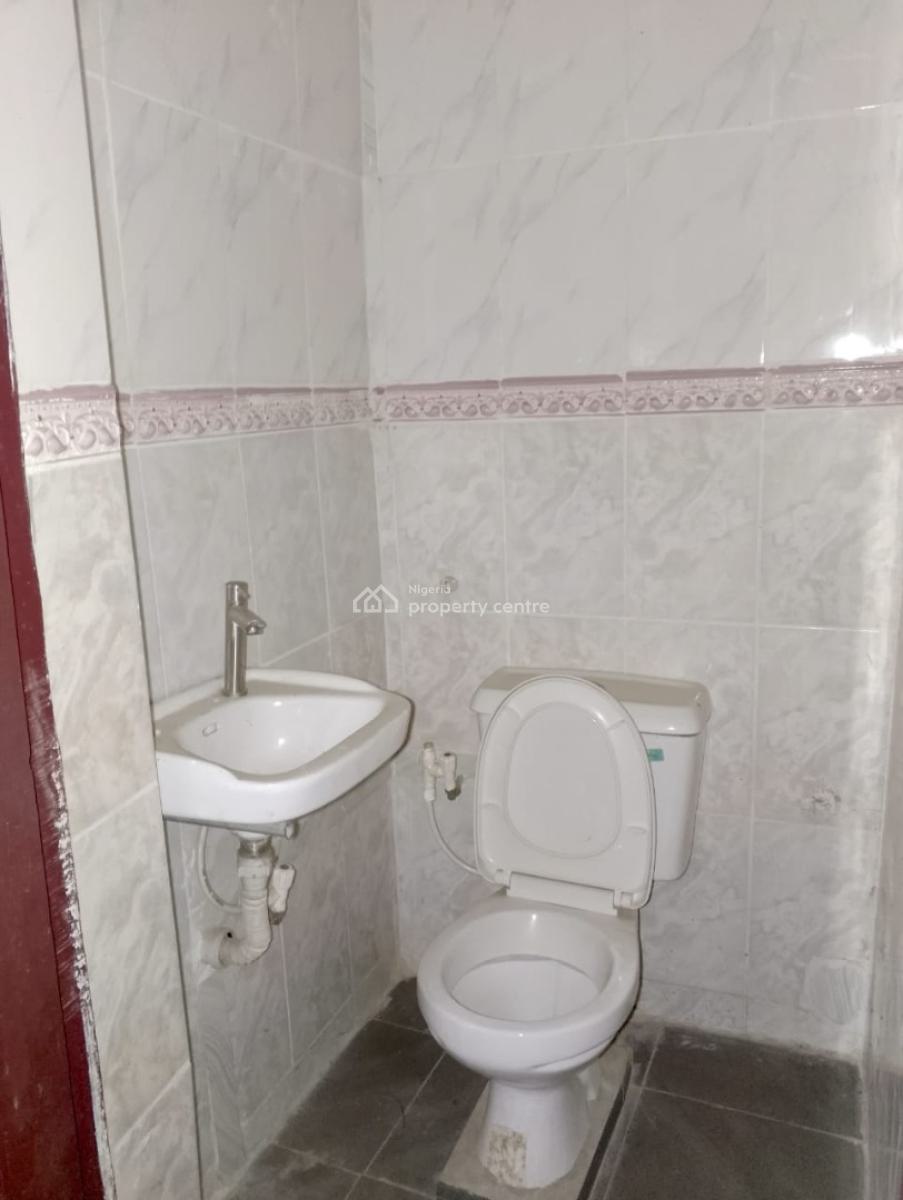 Well Maintained 2 Bedroom Flat, Gbagada, Lagos, Flat / Apartment for Rent