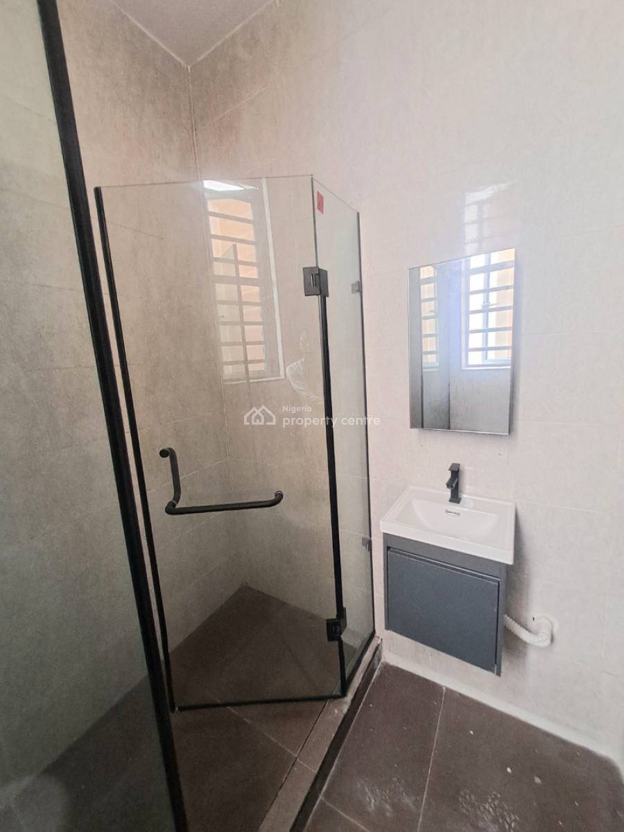 Well Built 3 Bedroom Apartmet, Lekki Phase 1, Lekki, Lagos, Flat / Apartment for Rent