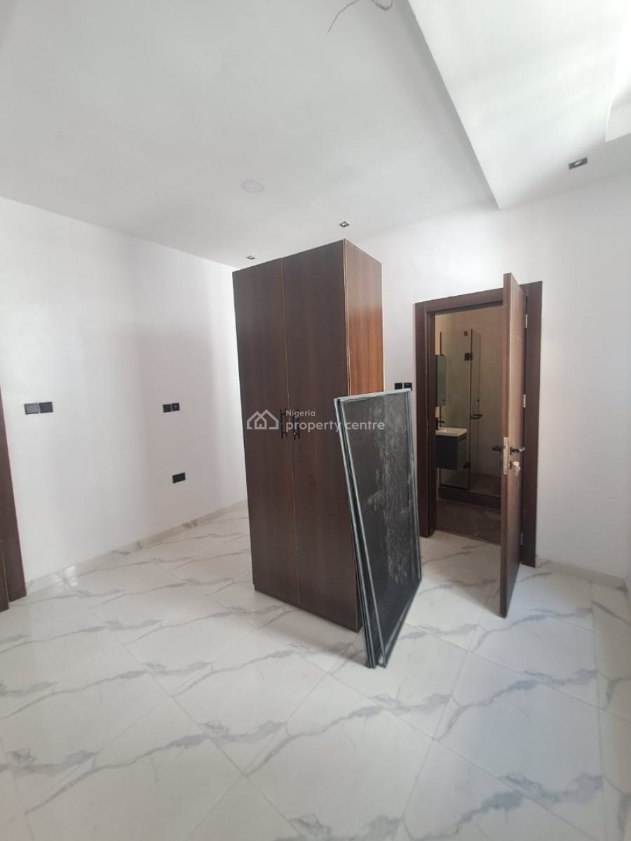 Well Built 3 Bedroom Apartmet, Lekki Phase 1, Lekki, Lagos, Flat / Apartment for Rent
