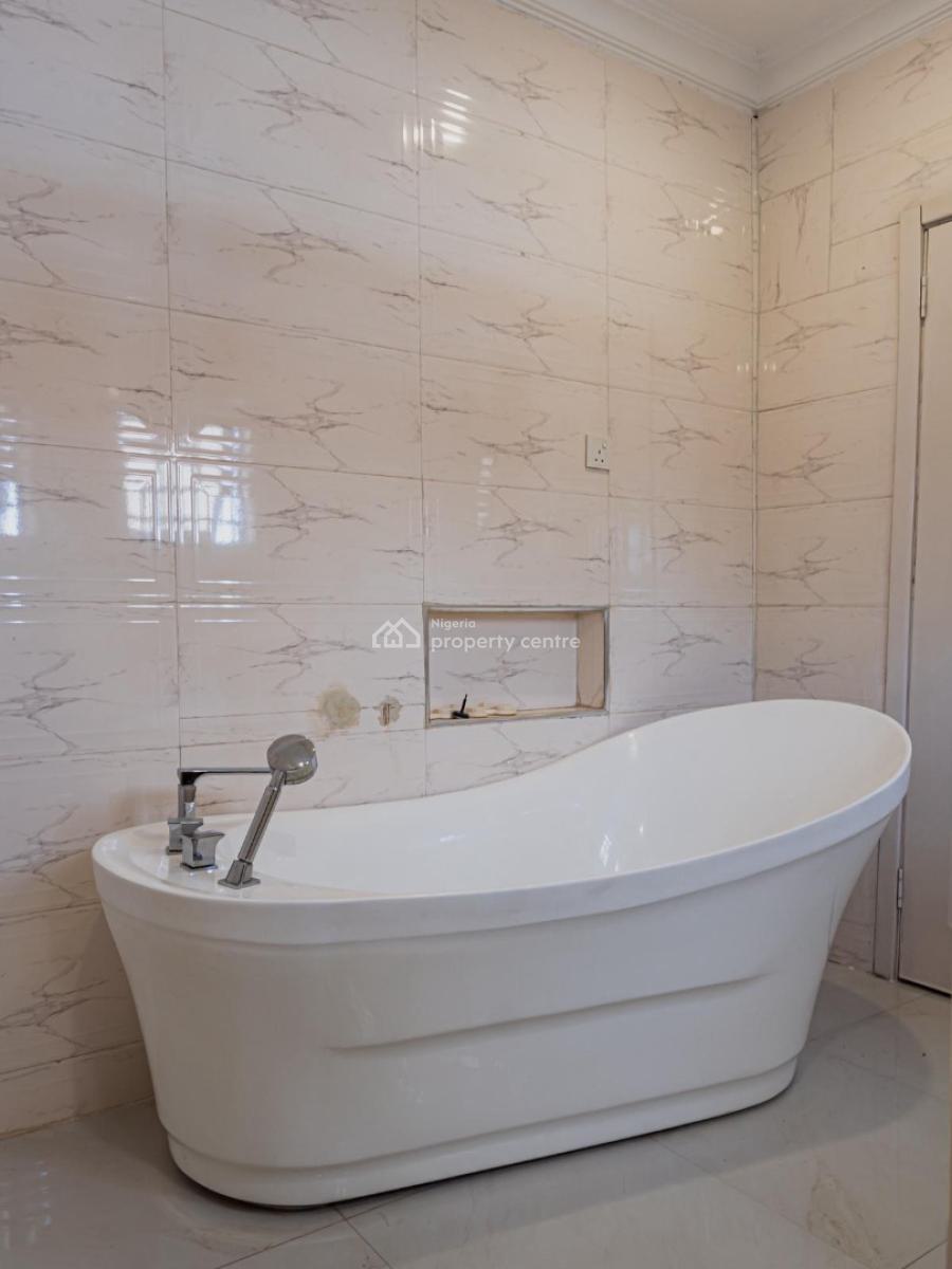 Beautiful 2 Bedrooms with Playground & Bathtub, 6, Emmanuel Folorunsho Street, Badore Road, Badore, Ajah, Lagos, Flat / Apartment Short Let